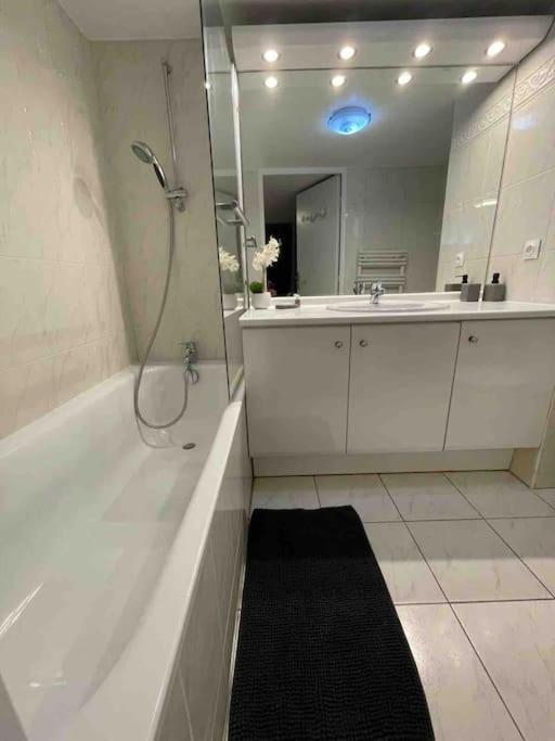 מונטרוג' Magnifique Duplex 45 M2 Aux Portes De Paris Metro Barbara A 30Mn Expo Porte De Versailles מראה חיצוני תמונה