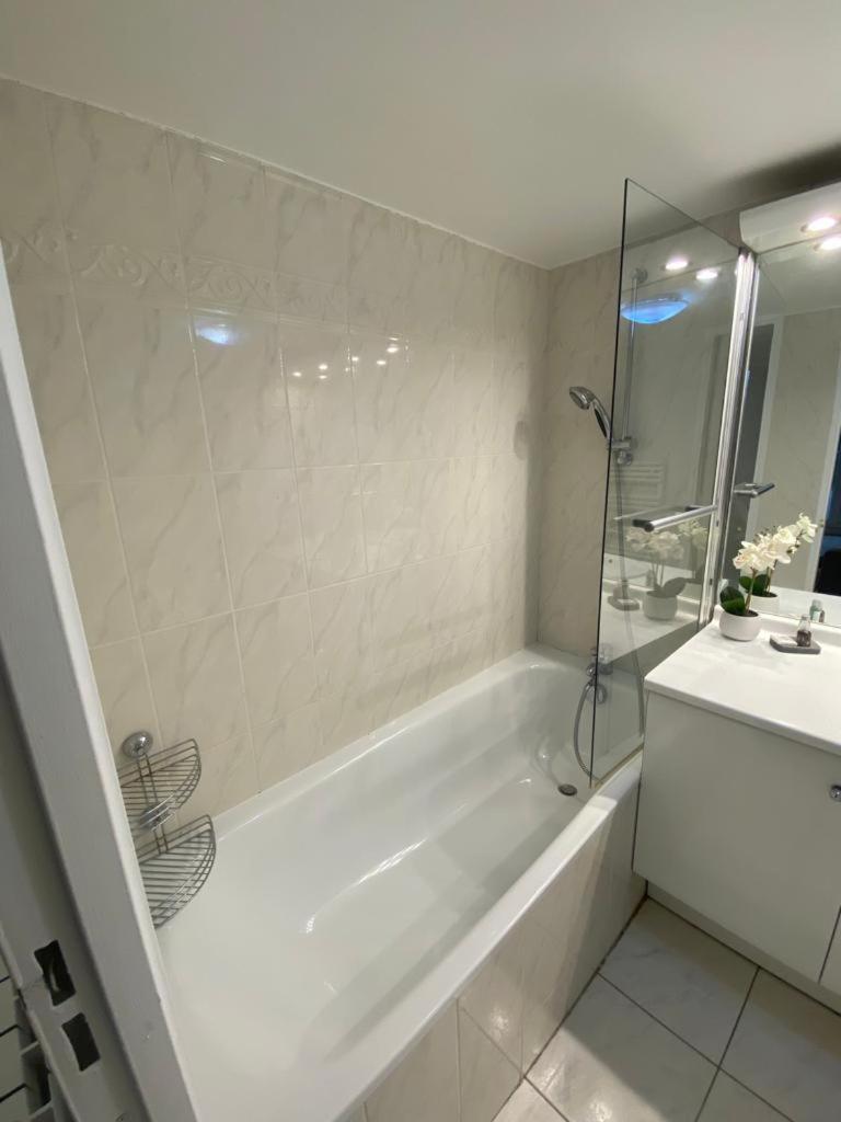 מונטרוג' Magnifique Duplex 45 M2 Aux Portes De Paris Metro Barbara A 30Mn Expo Porte De Versailles מראה חיצוני תמונה