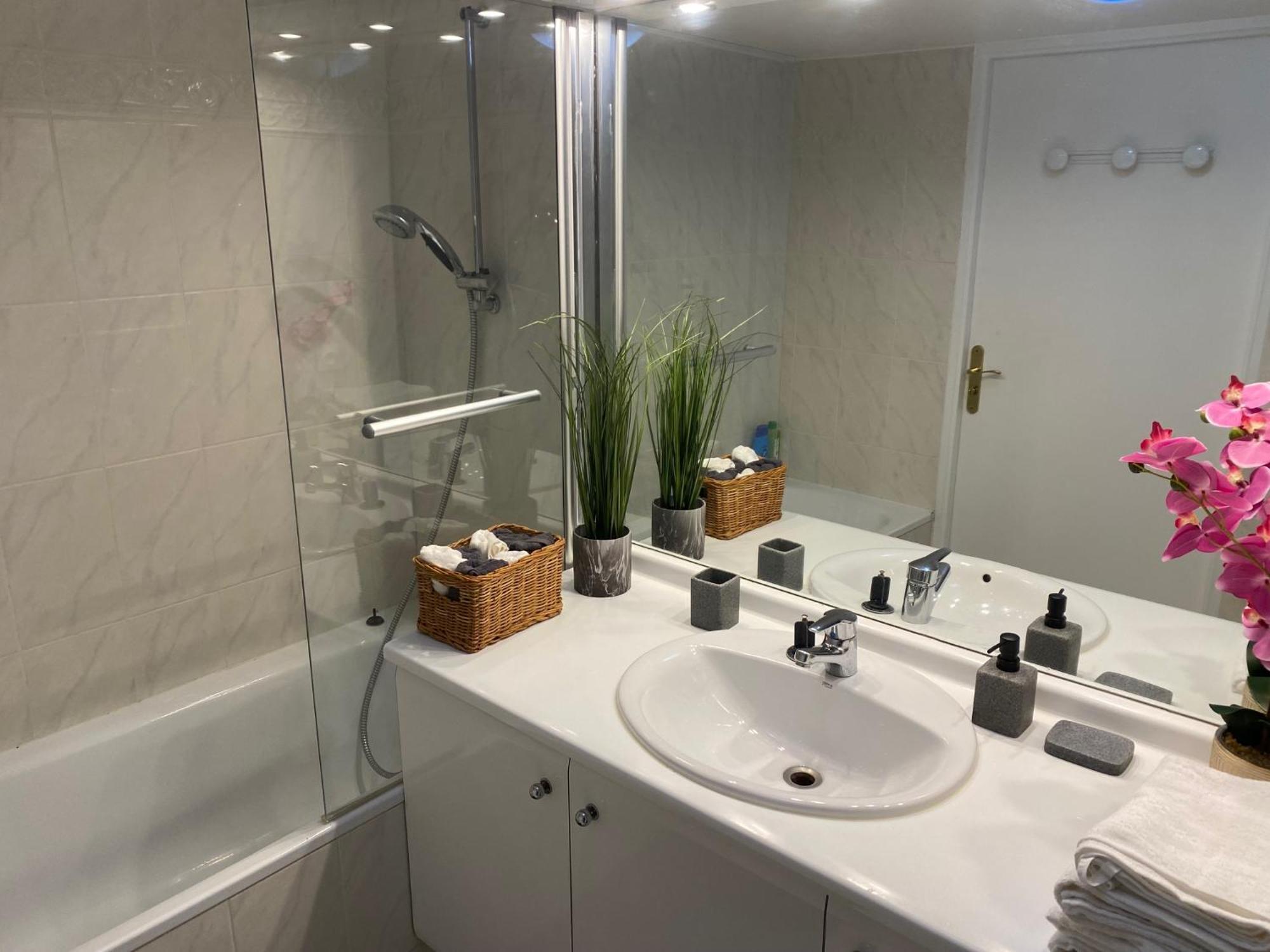 מונטרוג' Magnifique Duplex 45 M2 Aux Portes De Paris Metro Barbara A 30Mn Expo Porte De Versailles מראה חיצוני תמונה